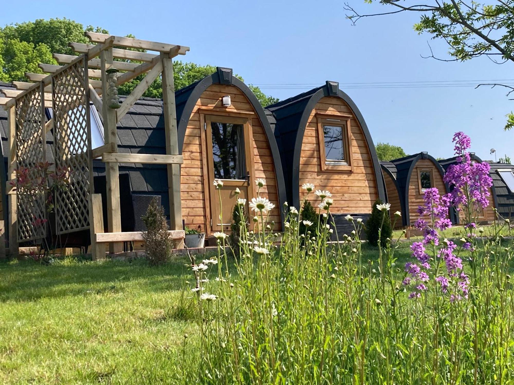 Rabbit Glamping Pod School House Farm Hotel Leighton  Luaran gambar